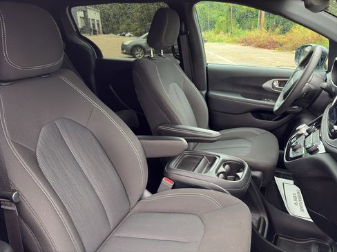 Used 2024 Chrysler Pacifica Touring FWD image 11