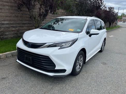 Used 2022 Toyota Sienna LE FWD image 1