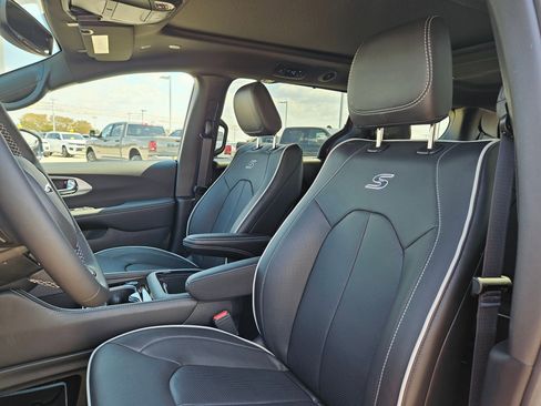 New 2026 Chrysler Pacifica Limited w/ S Appearance Package image 12