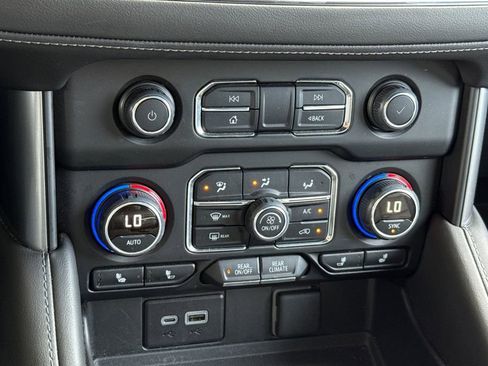 Used 2024 Chevrolet Suburban LT image 33