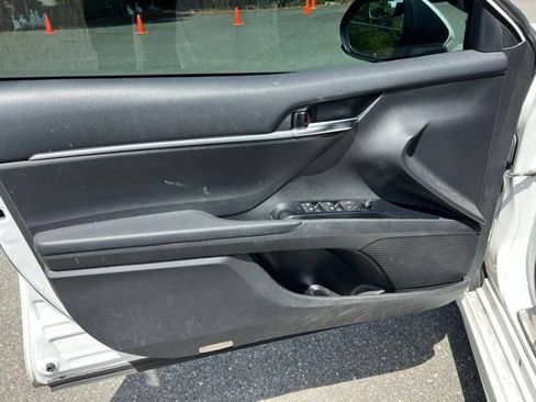 Used 2018 Toyota Camry SE FWD image 12