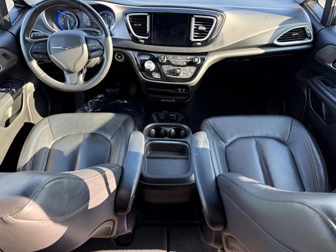 Used 2020 Chrysler Pacifica Touring-L image 14