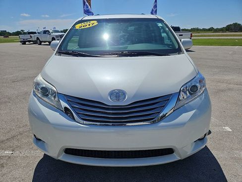Used 2017 Toyota Sienna XLE w/ XLE Navigation Package FWD image 12