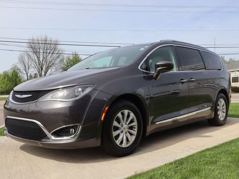 Used 2018 Chrysler Pacifica Touring-L Plus FWD image 5