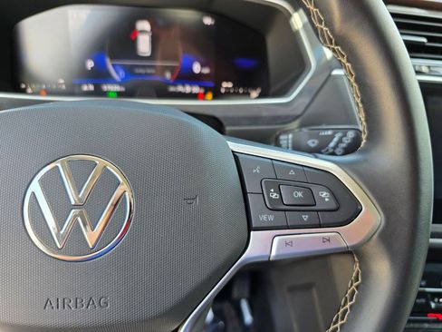 Used 2024 Volkswagen Tiguan SE FWD image 19