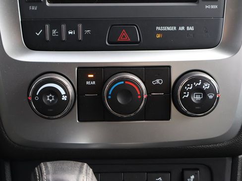 Used 2016 GMC Acadia SLE image 17