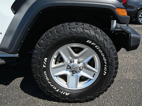 Used 2020 Jeep Gladiator Sport w/ Quick Order Package 24S AWD/4WD image 15