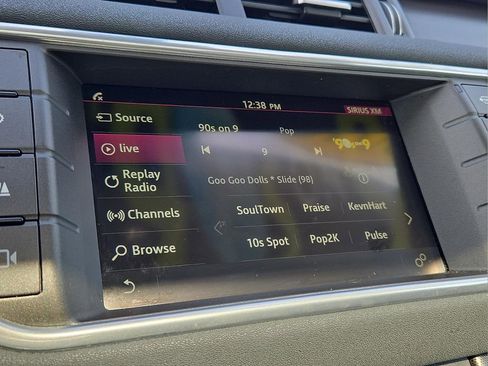 Used 2019 Land Rover Range Rover Evoque SE image 18