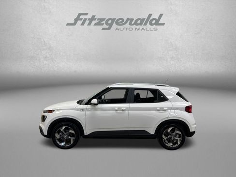 Used 2025 Hyundai Venue SEL FWD image 2