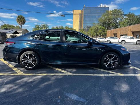 Used 2018 Toyota Camry SE image 4