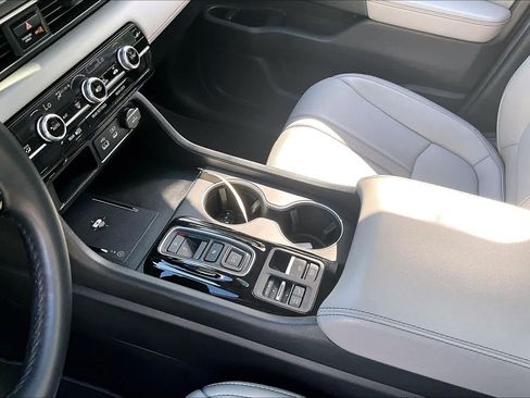 Used 2025 Honda Pilot Touring image 17