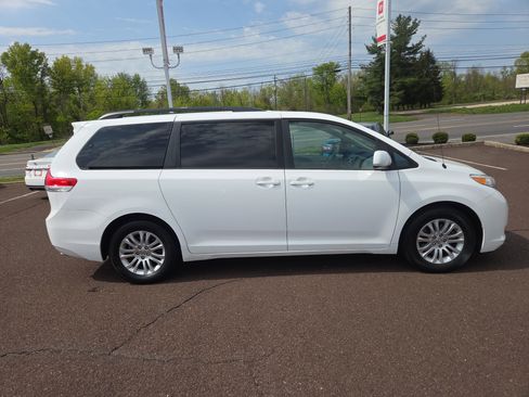Used 2013 Toyota Sienna XLE FWD image 2