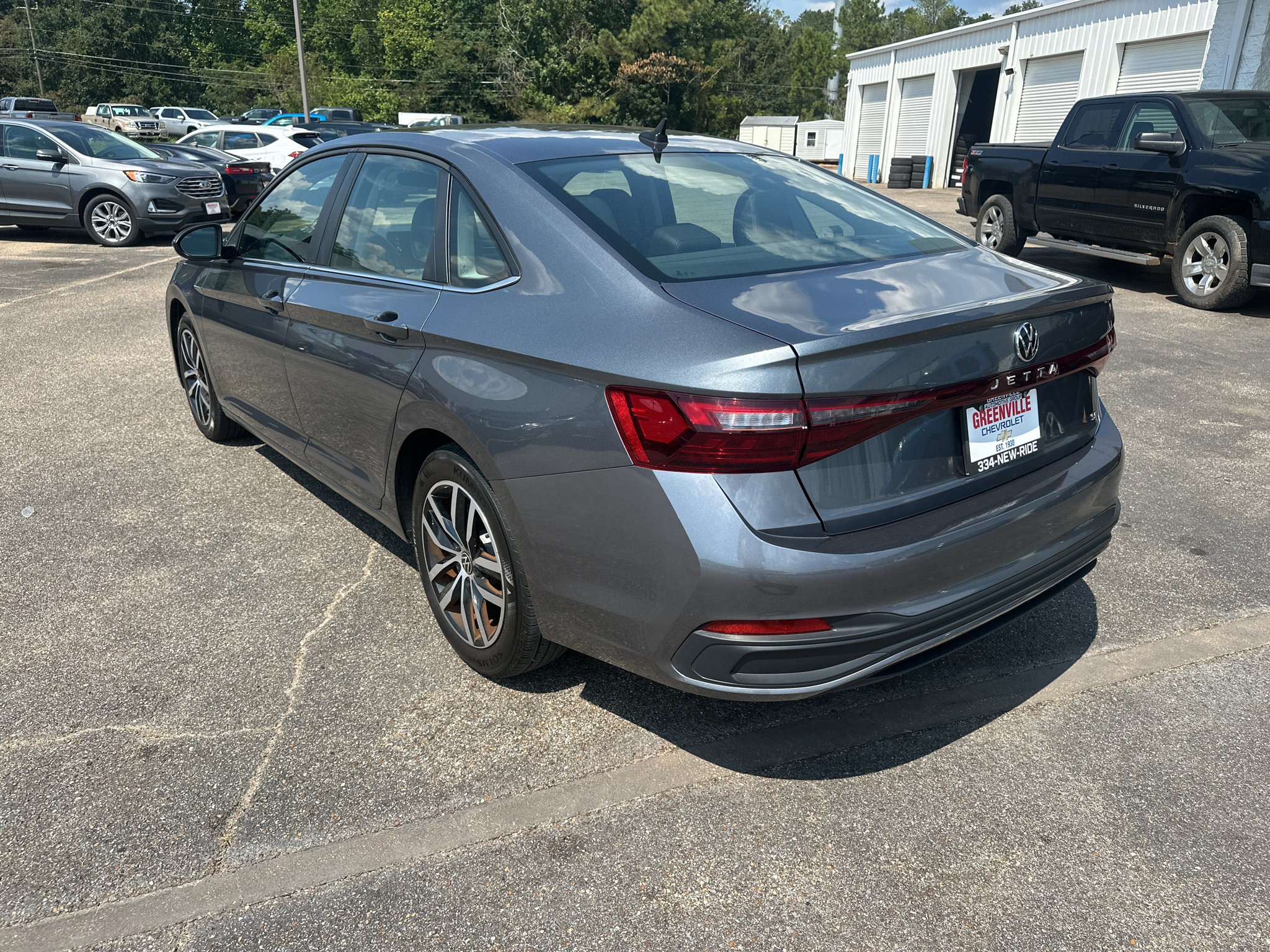 Used 2025 Volkswagen Jetta SE FWD image 5