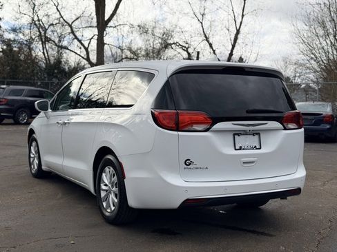 Used 2018 Chrysler Pacifica Touring Plus image 4