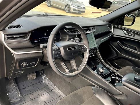 Used 2023 Jeep Grand Cherokee L Laredo image 13