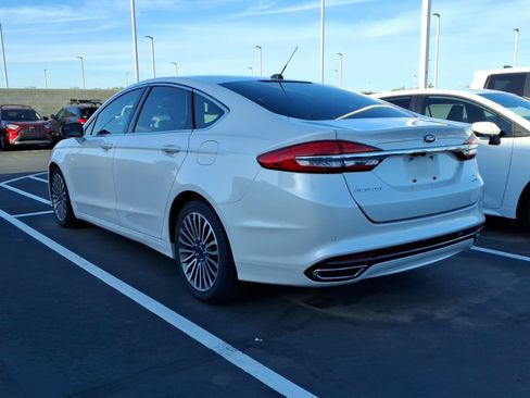 Used 2017 Ford Fusion SE w/ Fusion SE Technology Package FWD image 3