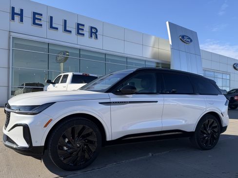 Used 2024 Lincoln Nautilus Reserve w/ Equipment Group 203A image 3