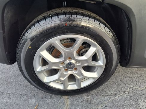 Used 2015 Jeep Renegade Latitude w/ Popular Equipment Group image 11