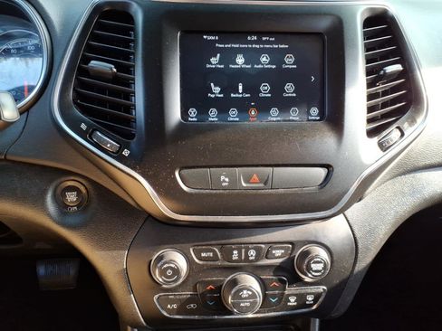 Used 2019 Jeep Cherokee Latitude Plus w/ Comfort/Convenience Group image 17