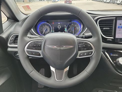 Used 2025 Chrysler Pacifica Select image 20