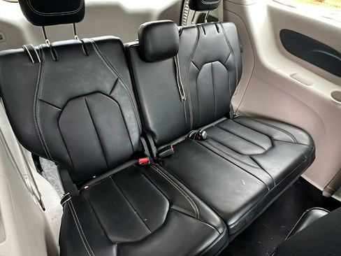 Used 2024 Chrysler Pacifica Touring-L image 21