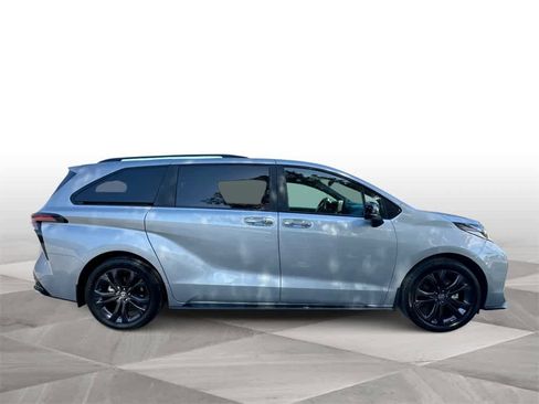 Used 2025 Toyota Sienna XSE image 9