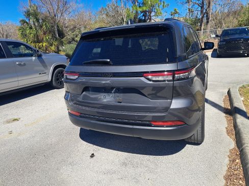 Used 2023 Jeep Grand Cherokee Altitude image 5