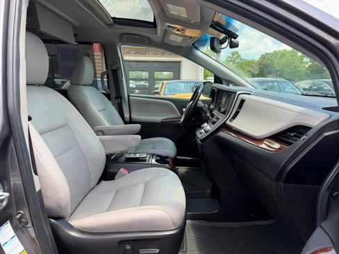 Used 2017 Toyota Sienna AWD image 30