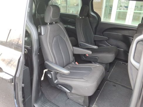 Used 2023 Chrysler Pacifica Touring FWD image 33