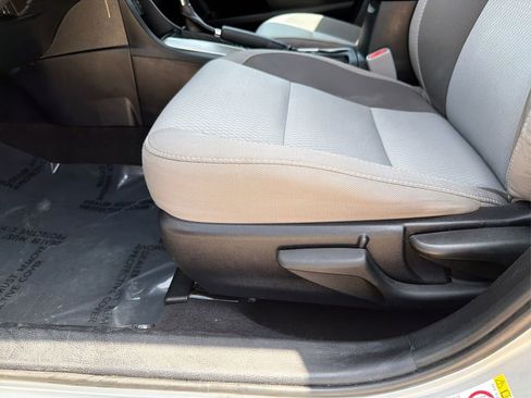 Used 2018 Toyota Corolla LE FWD image 19