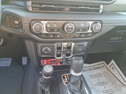 New 2025 Jeep Gladiator Mojave image 17