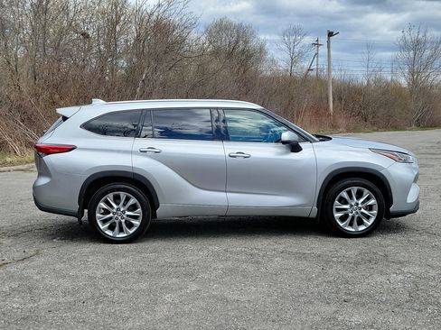 Used 2021 Toyota Highlander Limited AWD/4WD image 4