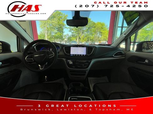 Used 2023 Chrysler Pacifica Touring-L FWD image 17