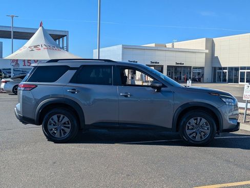 Used 2024 Nissan Pathfinder SV image 7