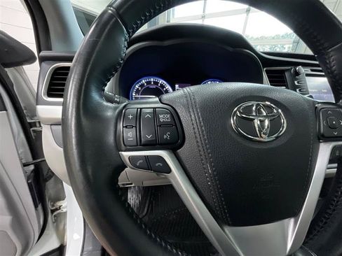 Used 2019 Toyota Highlander XLE FWD image 23