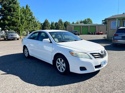 Used 2010 Toyota Camry XLE FWD image 1