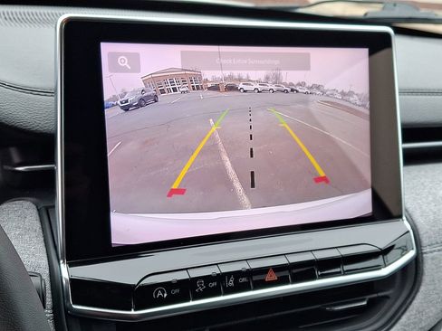 Used 2024 Jeep Compass Latitude image 17