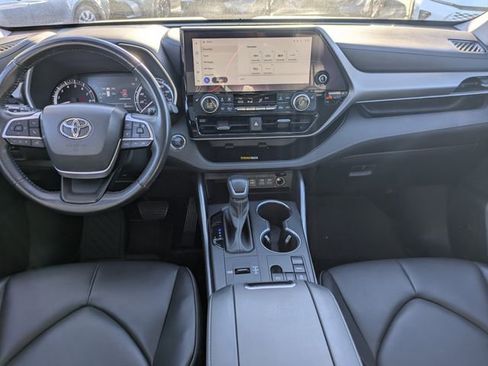 Used 2023 Toyota Highlander XLE image 17