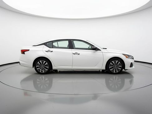 Used 2025 Nissan Altima 2.5 SV image 11