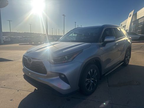 Used 2021 Toyota Highlander XLE image 7