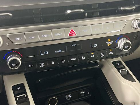 Certified 2024 Kia Telluride S image 17