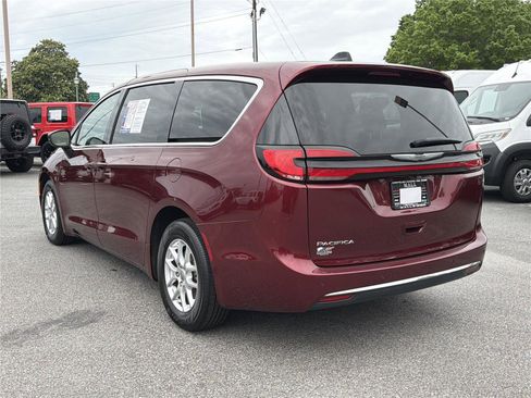 Used 2023 Chrysler Pacifica Touring-L FWD image 6