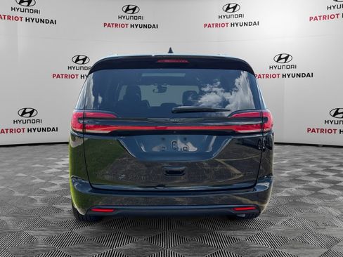 Used 2025 Chrysler Pacifica Limited FWD image 4