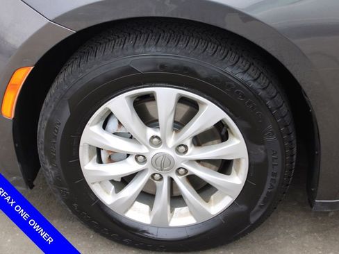 Used 2017 Chrysler Pacifica Touring-L image 12