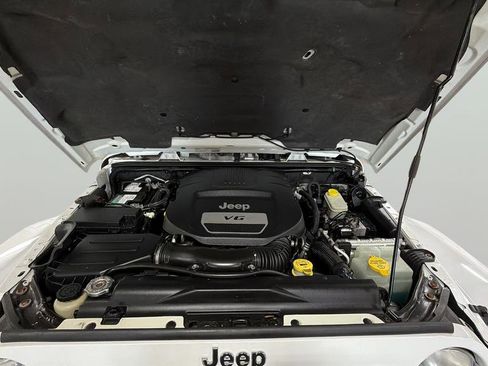 Used 2014 Jeep Wrangler Unlimited Sahara w/ Connectivity Group AWD/4WD image 26