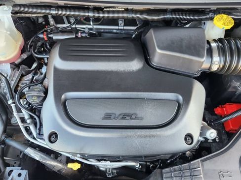 Used 2024 Chrysler Pacifica Touring-L FWD image 30