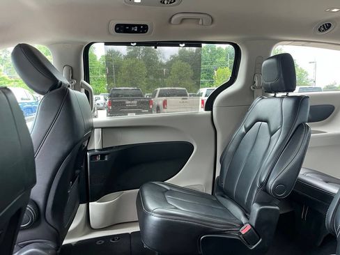 Used 2023 Chrysler Pacifica Touring-L FWD image 23