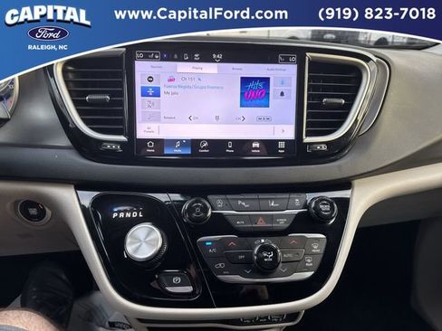 Used 2024 Chrysler Pacifica Touring-L image 25