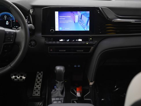 Used 2025 Toyota Camry SE image 14