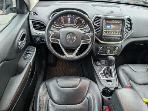 Used 2017 Jeep Cherokee Trailhawk image 9